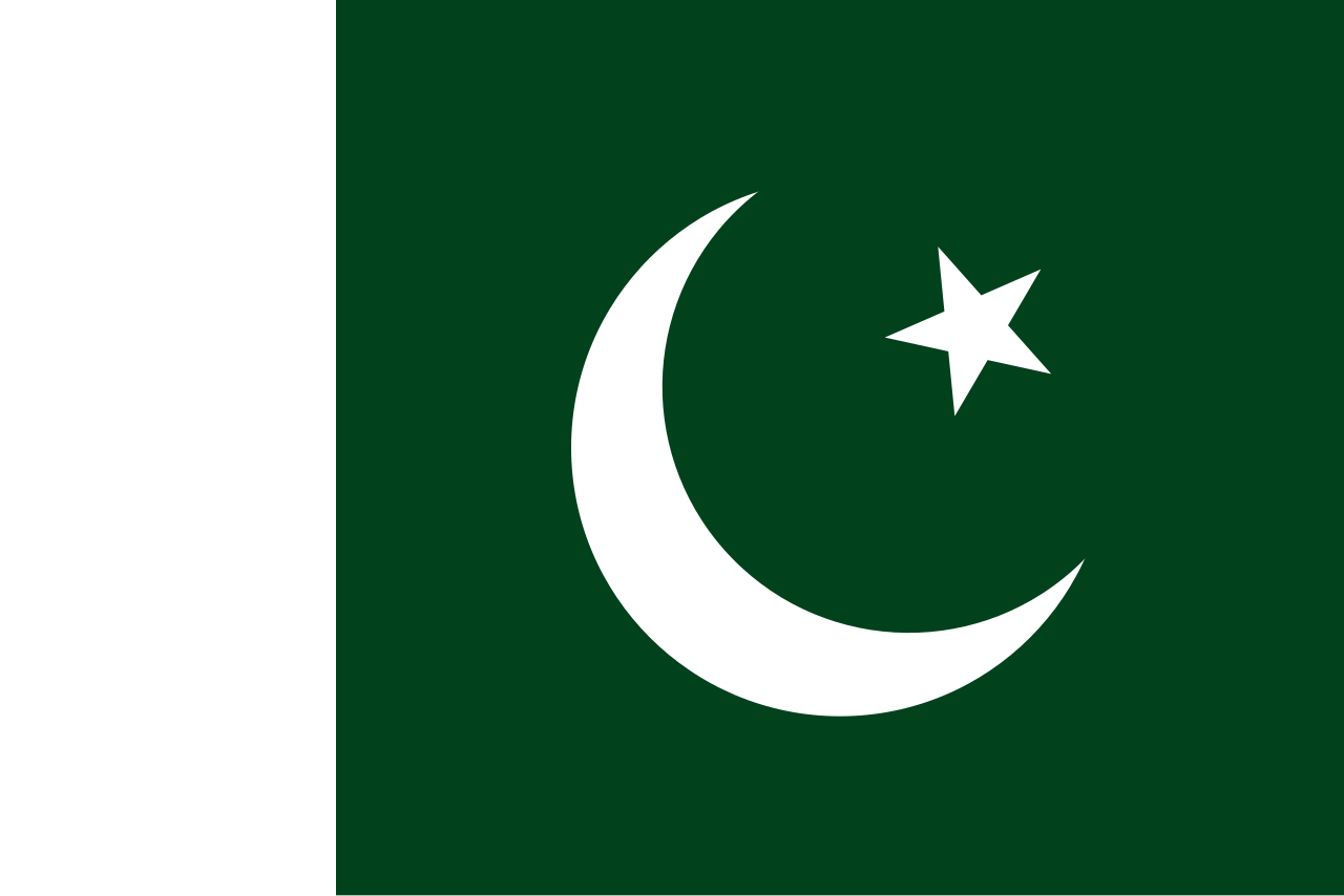 Flagge von Pakistan: Zwei senkrecht nebeneinander liegender Felder. Das linke Viertel ist ein leeres weißes Rechteck. Im Zentrum des größeren, etwa drei Viertel einnehmenden rechten dunkelgrün hinterlegten Rechtecks findet sich ein weißer Halbmond, nach oben rechts geöffnet, darin ein kleiner fünfzackiger Stern..