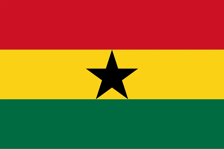 Flagge von Ghana: drei waagerechte gleich dicke Streifen. Oben rot, Mitte gelb, unten grün. Im Zentrum des mittleren Streifens ist ein schwarzer fünfzackiger Stern.