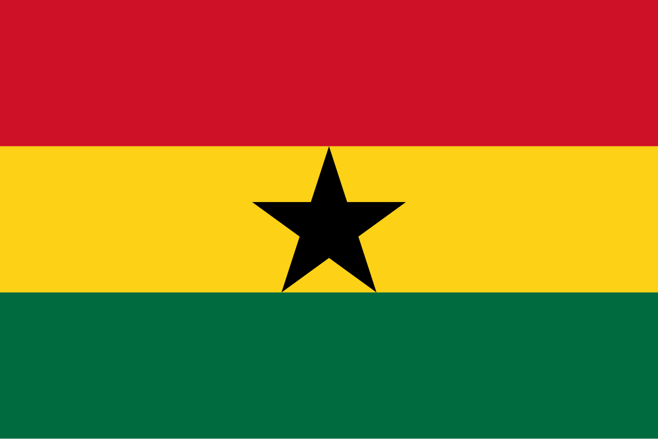 Flagge von Ghana: drei waagerechte gleich dicke Streifen. Oben rot, Mitte gelb, unten grün. Im Zentrum des mittleren Streifens ist ein schwarzer fünfzackiger Stern.