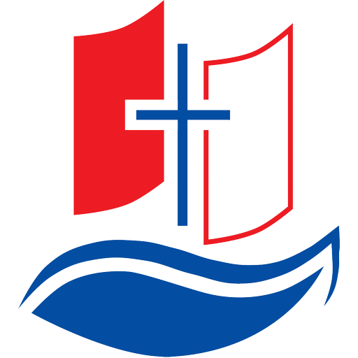 Logo der Ev. Trinitatis-Kirchengemeinde Witten: Ein Segelschiff mit bauem, wellenförmigen Rumpf, einem blauem Mast in Kreuzform, an dem links ein rotes Segel hängt und rechts ein weißes Segel mit rotem Rahmen