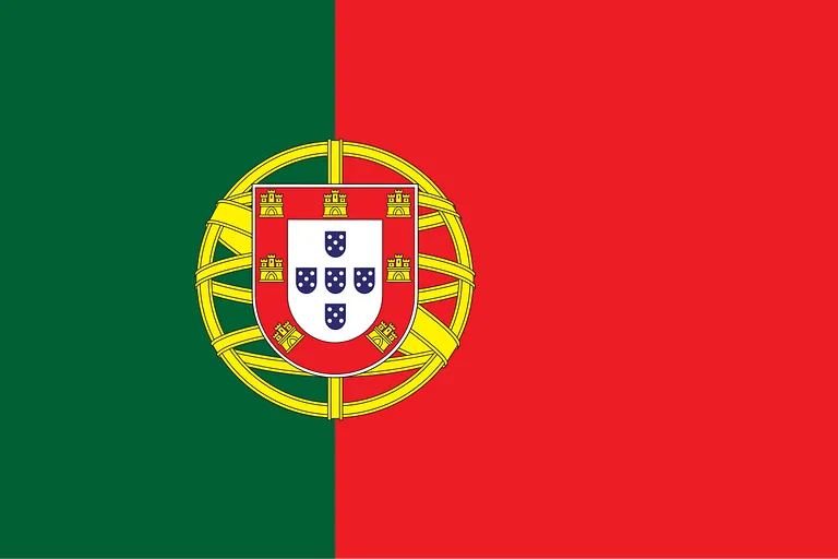 Flagge von Portugal: Zwei senkrecht nebeneinander liegender Felder. Das linke Drittel ist ein leeres grünes Rechteck. Die rechte zwei Drittel einnehmenden Fläche ist rot hinterlegt. Dort wo die beiden Felder sich berühren ist ein Kreis aus gelber Umrandung und sich darin kreuzenden gelben Bändern hinterlegt, in dessen Zentrum ein rotes Wappen mit innenliegenden weißen Feld befindet. Im roten Wappenbereich sind sieben Burgen symbolisch abgebildet. Im weißen Wappenfeld finden sich noch einmal fünf kleine dunkelblaue Wappen als Kreuz angeordnet, die wiederum fünf weiße Punkte beinhalten.